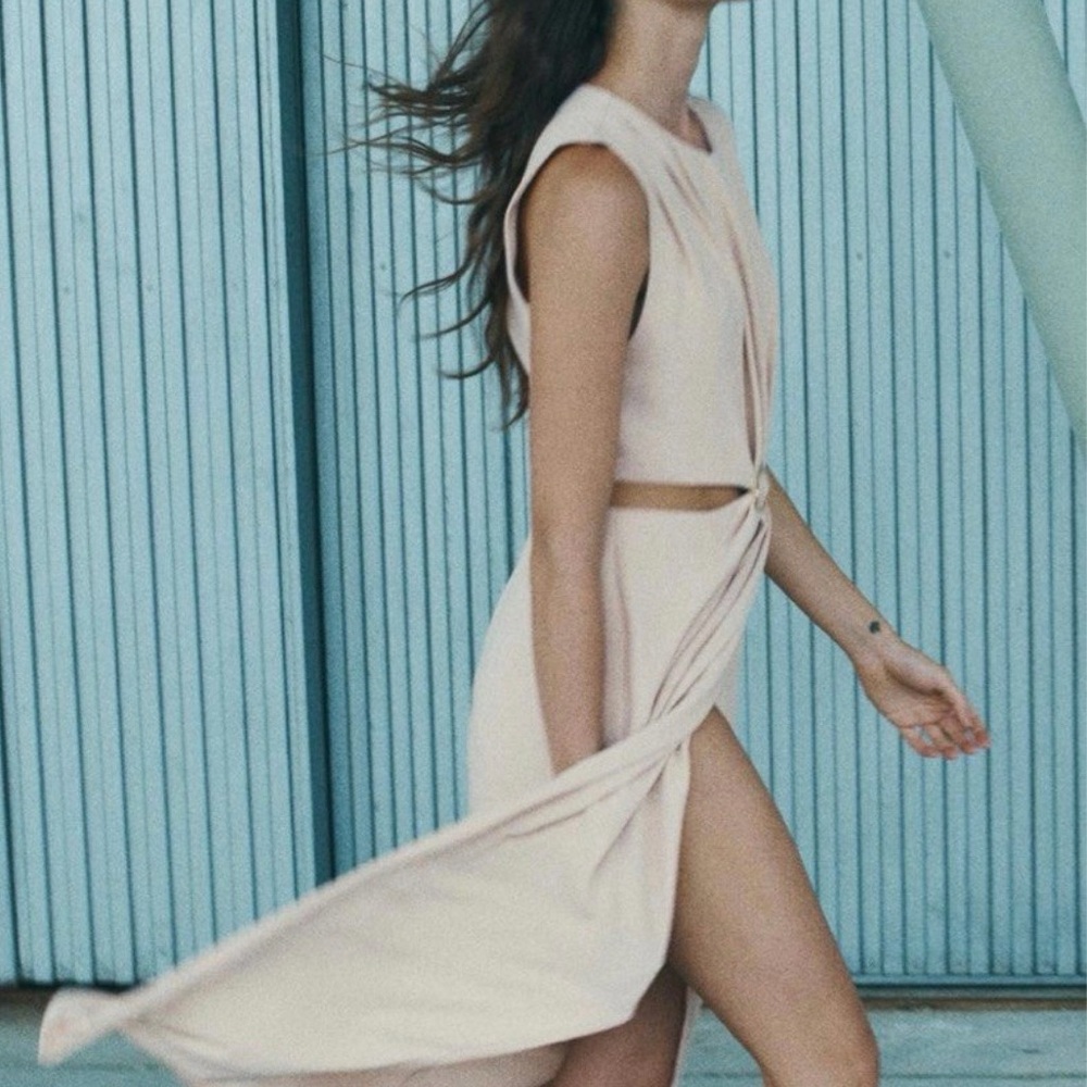 ZARA Elegant Beige Sleeveless Dress - Picture 3 of 8